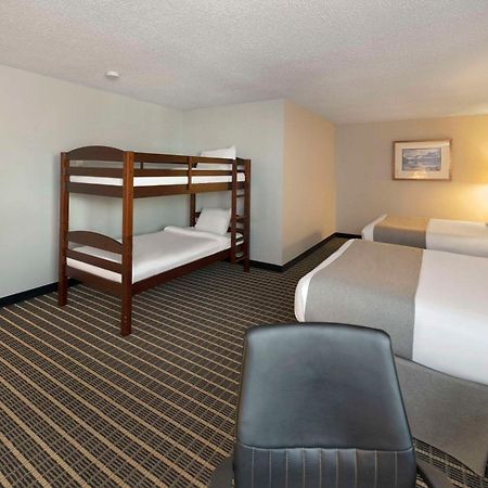 Clarion Pointe Hotel Medicine Hat Bagian luar foto
