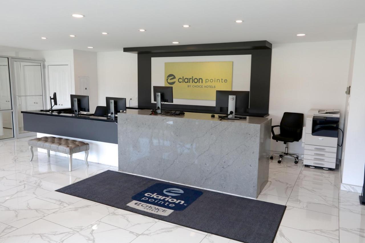 Clarion Pointe Hotel Medicine Hat Bagian luar foto