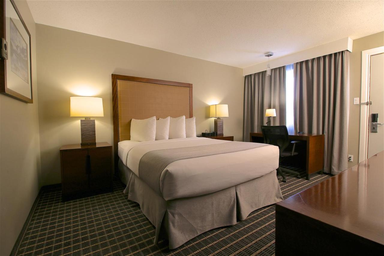 Clarion Pointe Hotel Medicine Hat Bagian luar foto