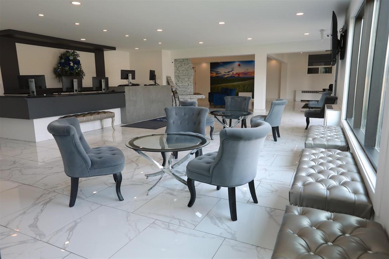 Clarion Pointe Hotel Medicine Hat Bagian luar foto