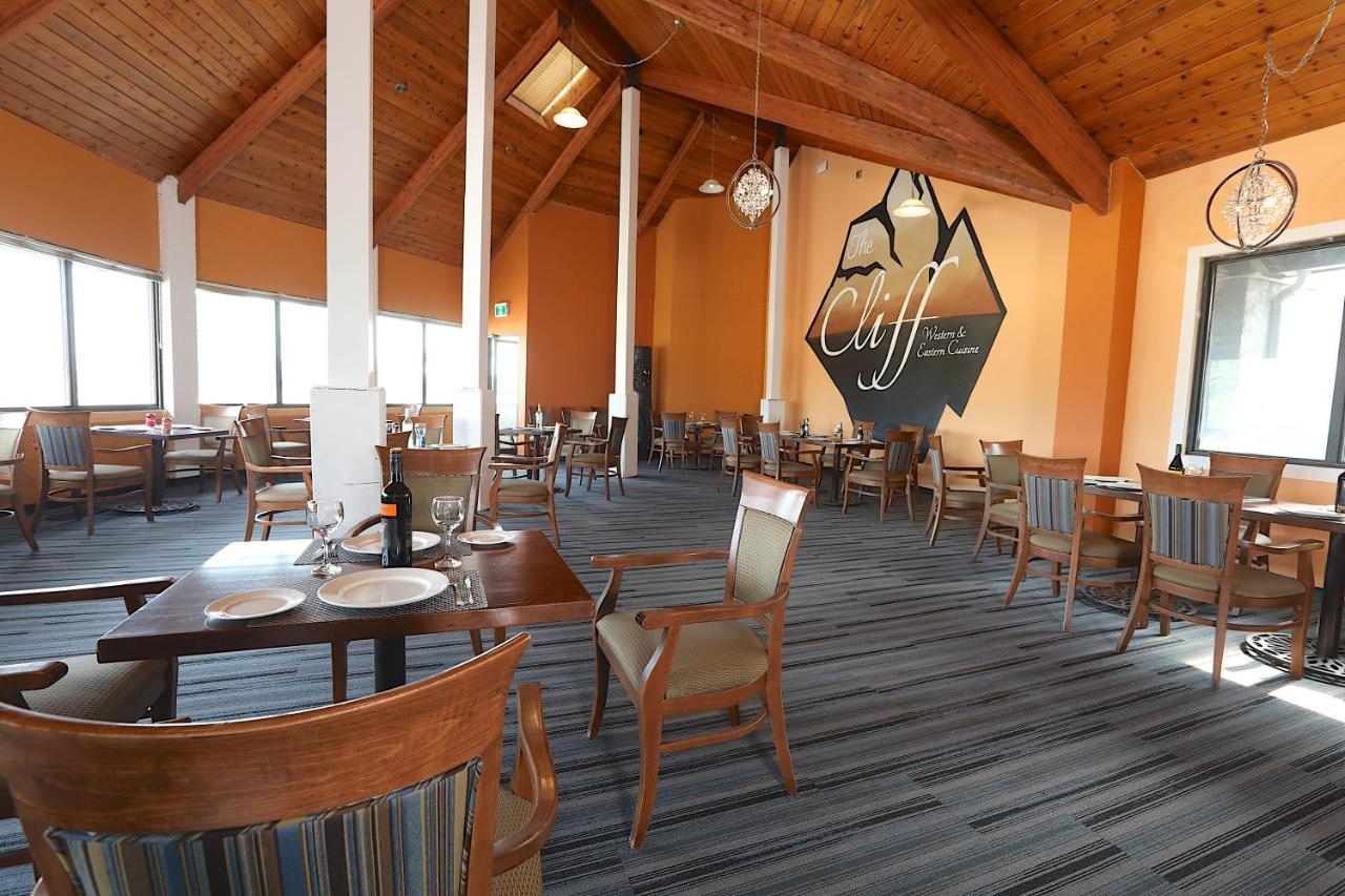 Clarion Pointe Hotel Medicine Hat Bagian luar foto