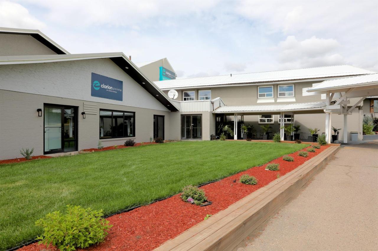 Clarion Pointe Hotel Medicine Hat Bagian luar foto
