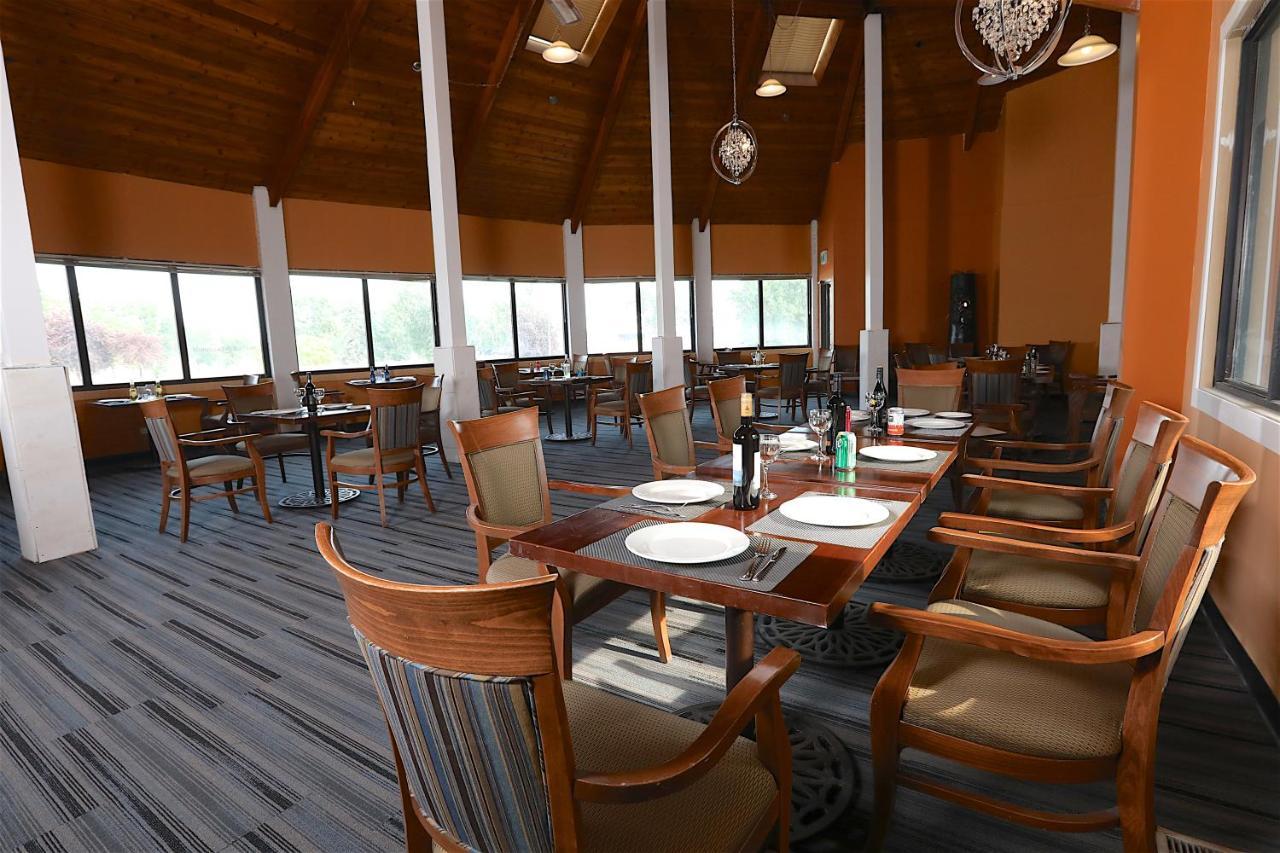 Clarion Pointe Hotel Medicine Hat Bagian luar foto