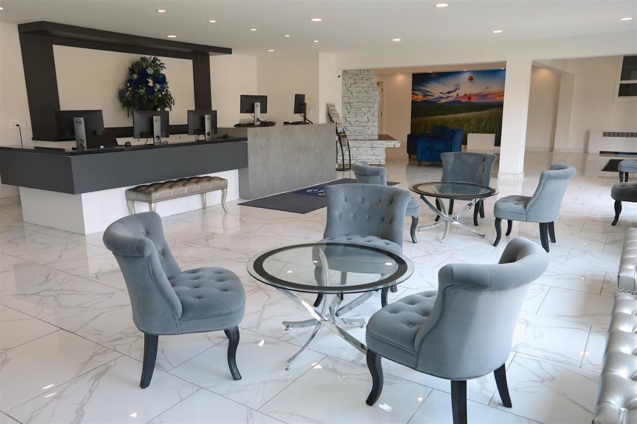 Clarion Pointe Hotel Medicine Hat Bagian luar foto