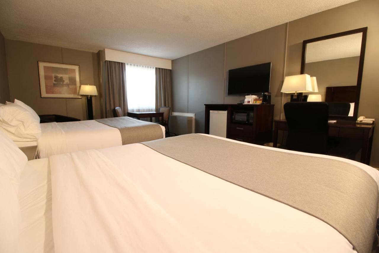 Clarion Pointe Hotel Medicine Hat Bagian luar foto
