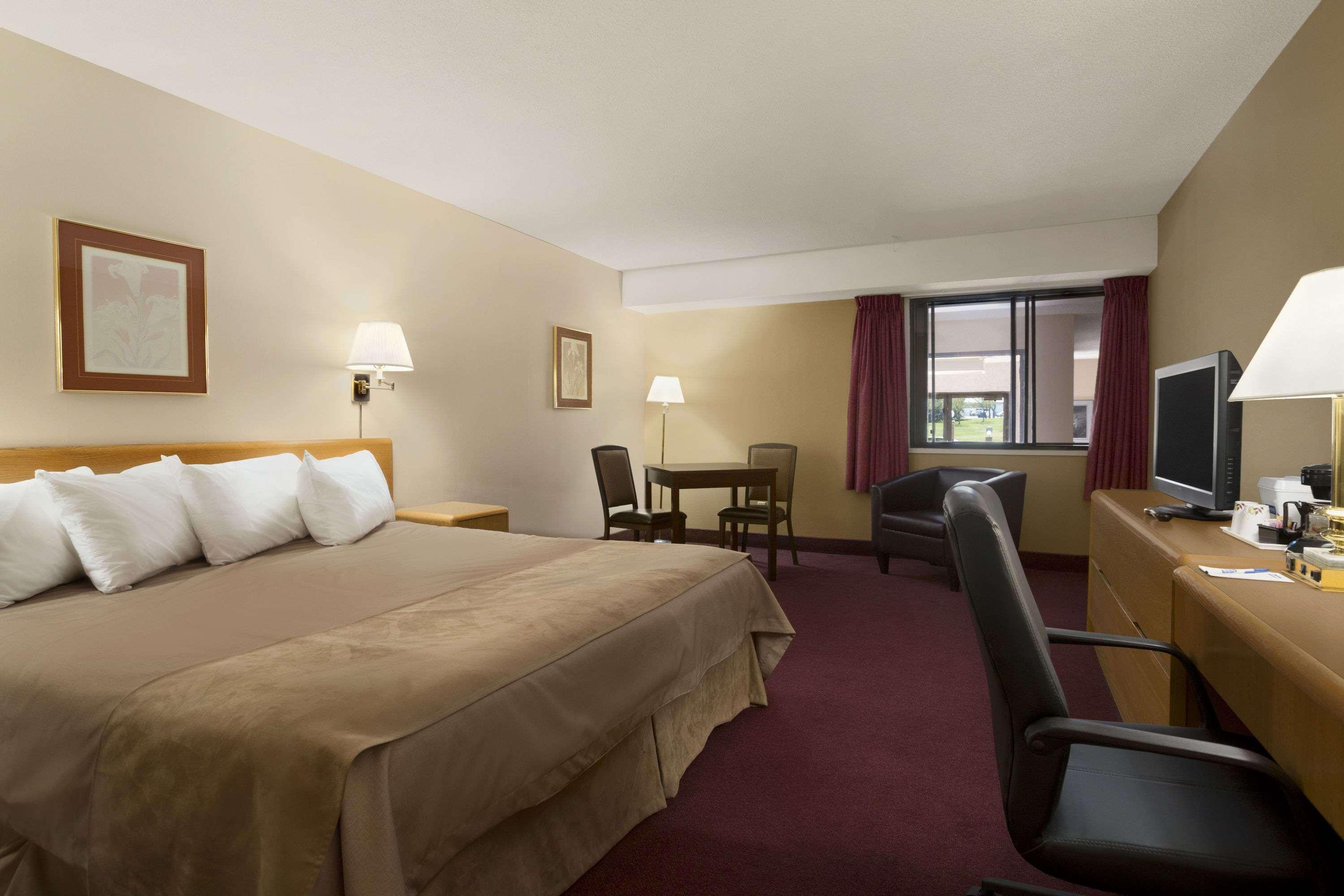 Clarion Pointe Hotel Medicine Hat Bagian luar foto