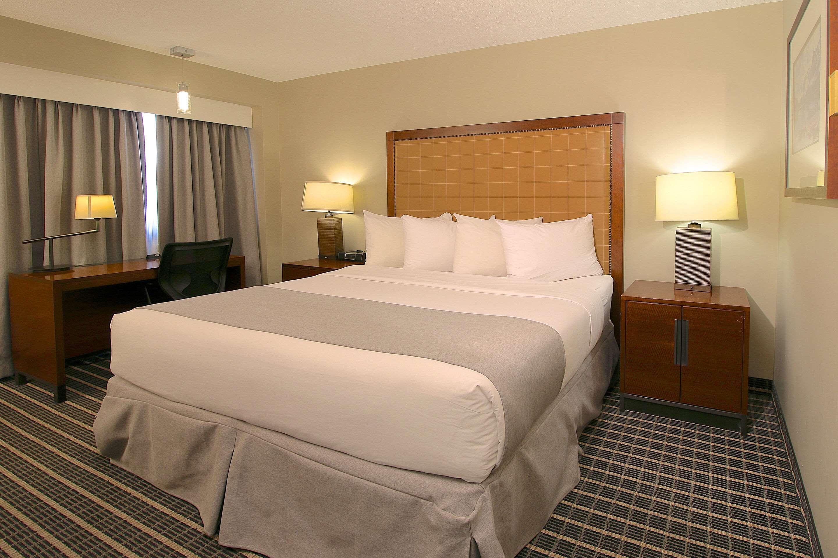 Clarion Pointe Hotel Medicine Hat Bagian luar foto