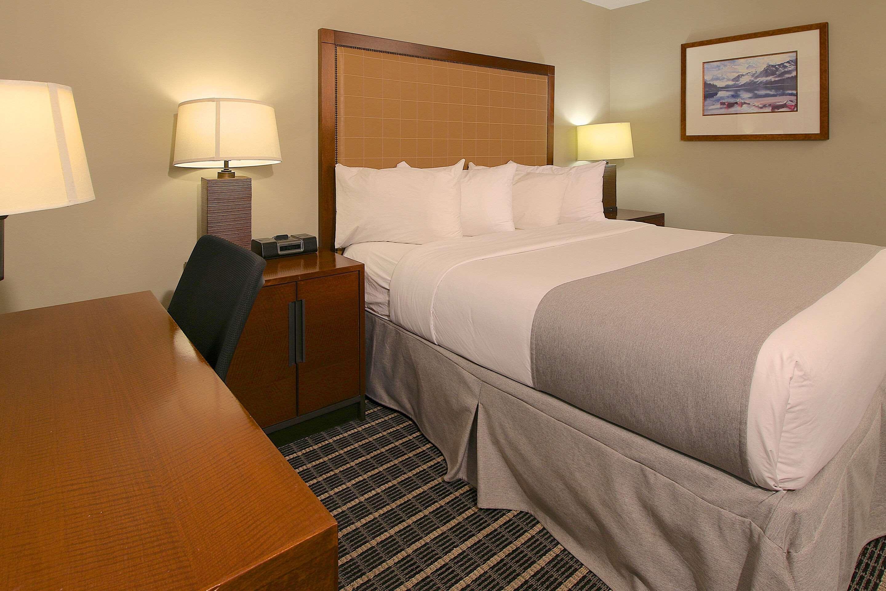 Clarion Pointe Hotel Medicine Hat Bagian luar foto