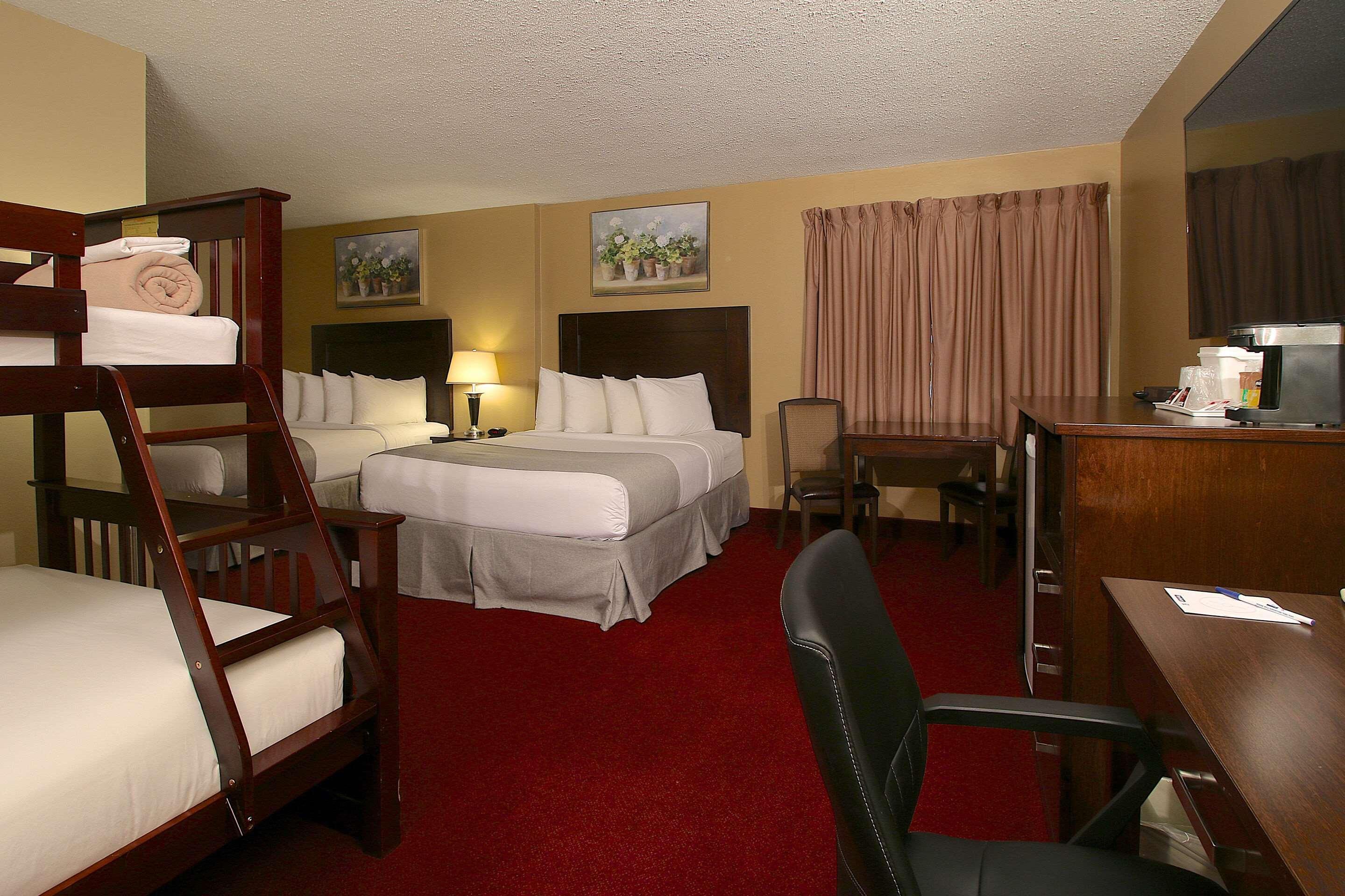 Clarion Pointe Hotel Medicine Hat Bagian luar foto