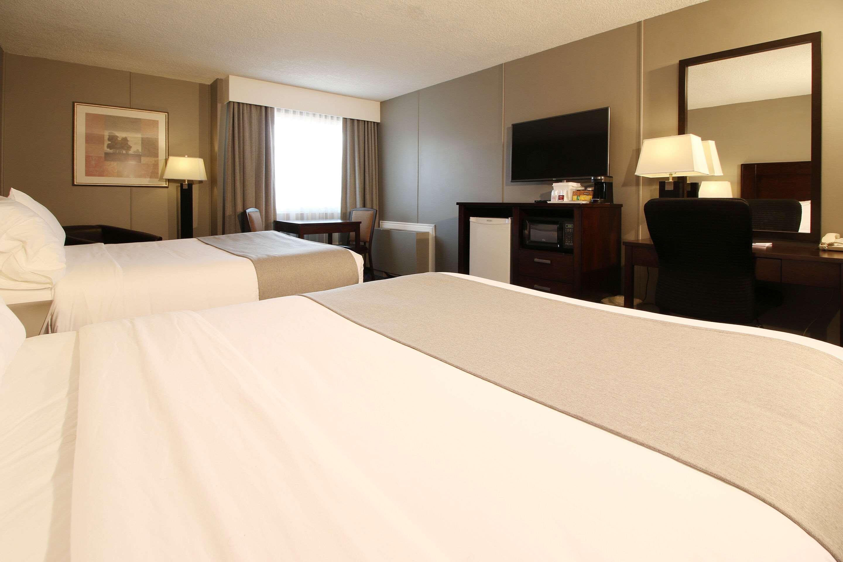 Clarion Pointe Hotel Medicine Hat Bagian luar foto