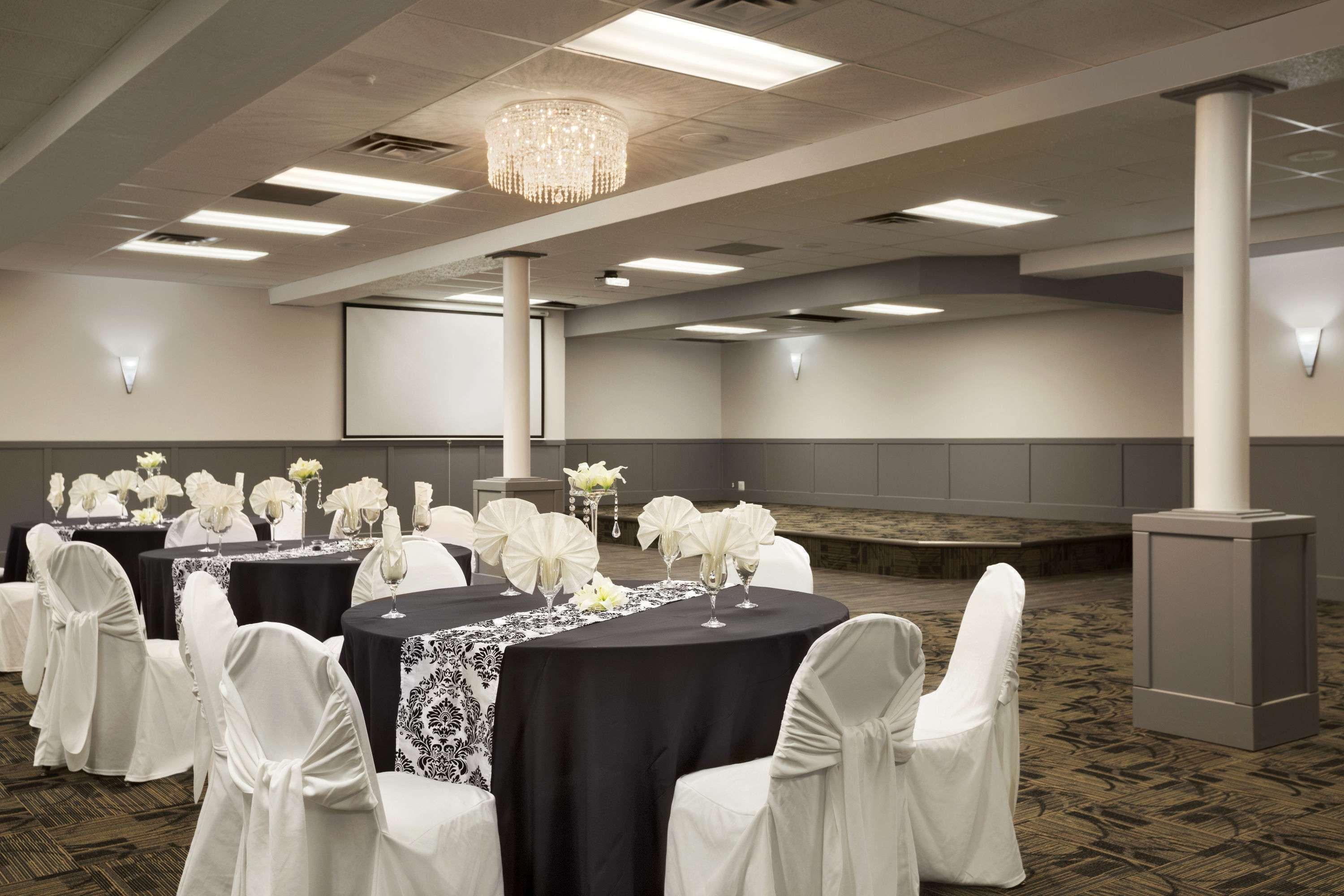 Clarion Pointe Hotel Medicine Hat Bagian luar foto