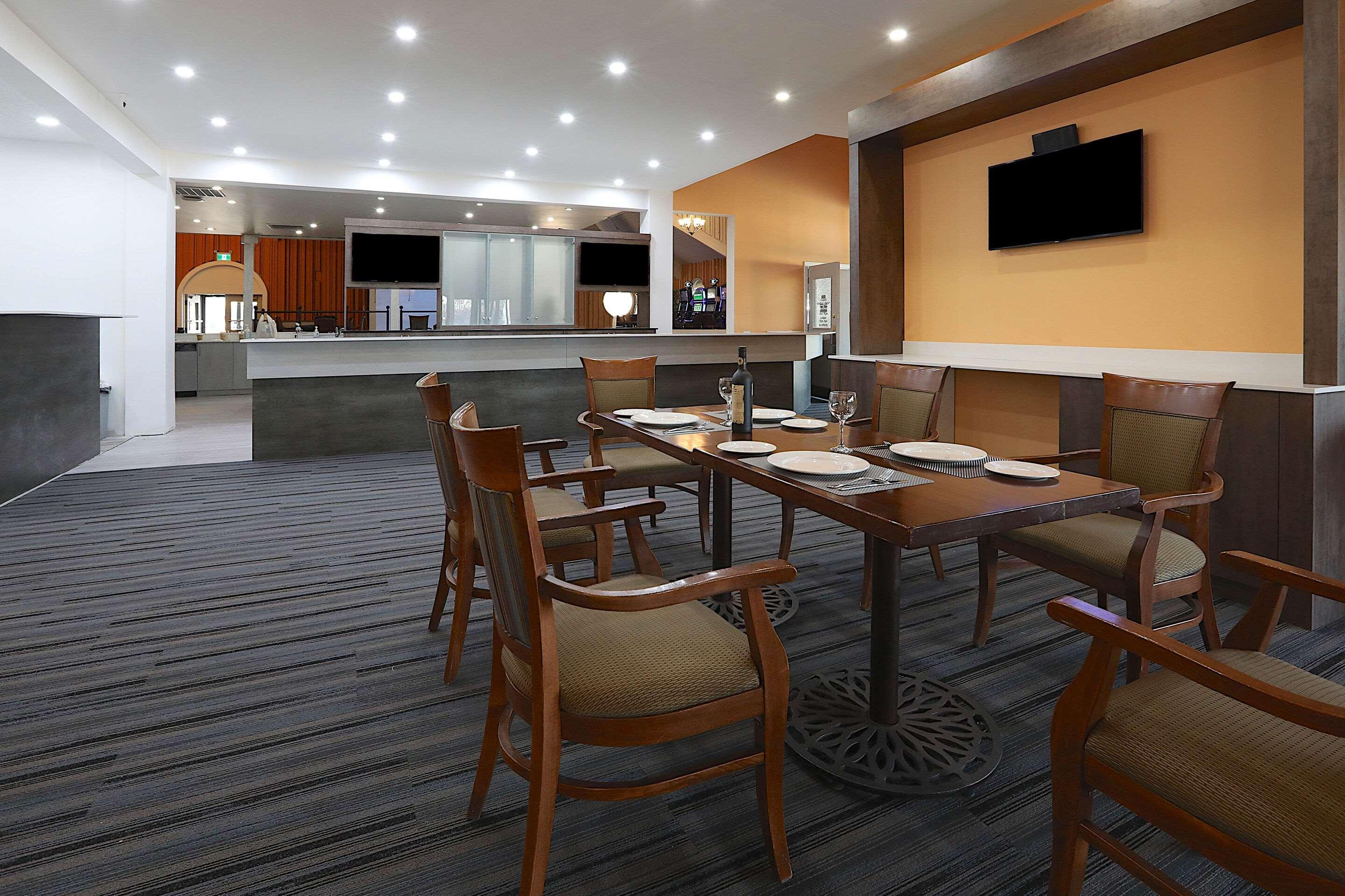 Clarion Pointe Hotel Medicine Hat Bagian luar foto