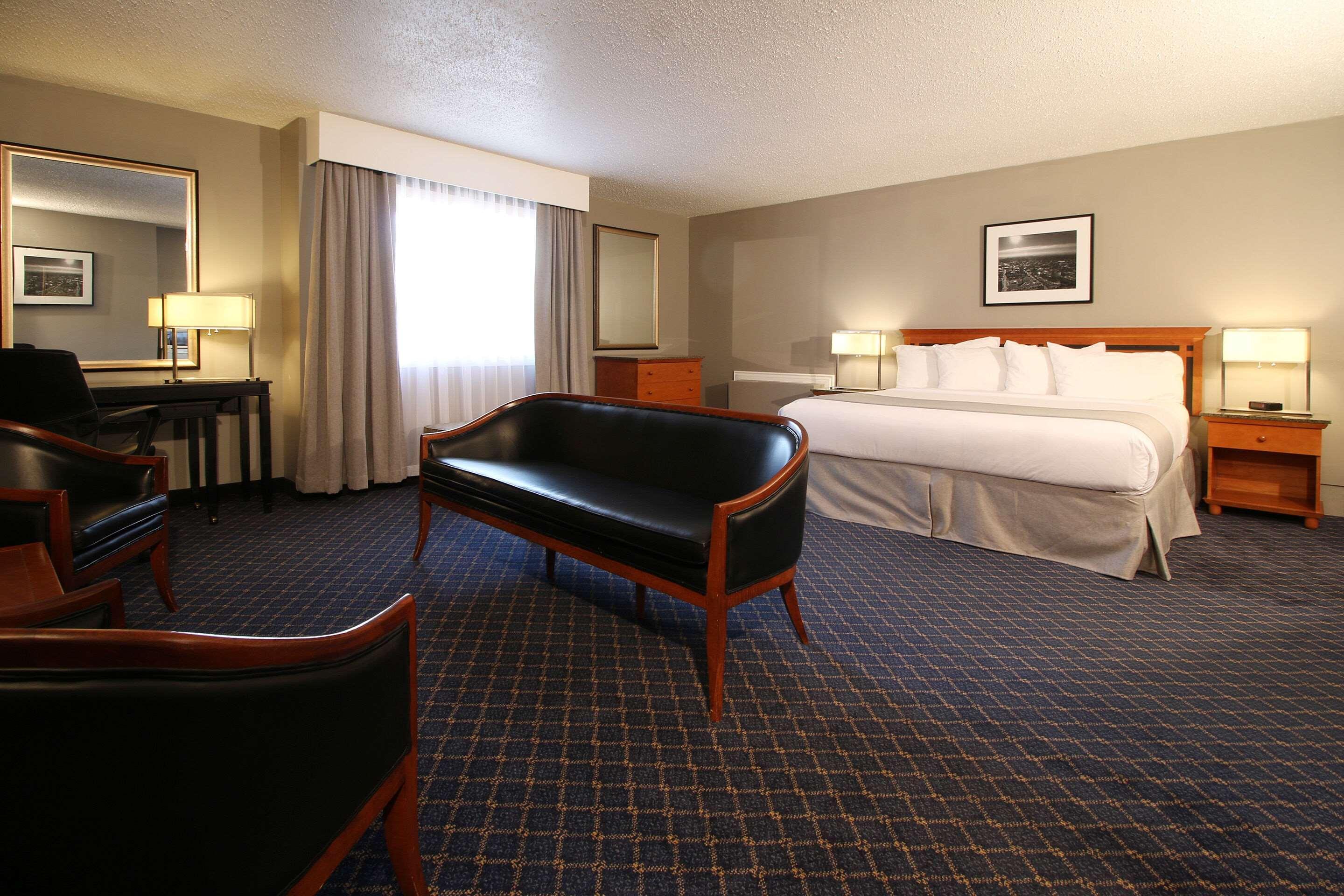 Clarion Pointe Hotel Medicine Hat Bagian luar foto