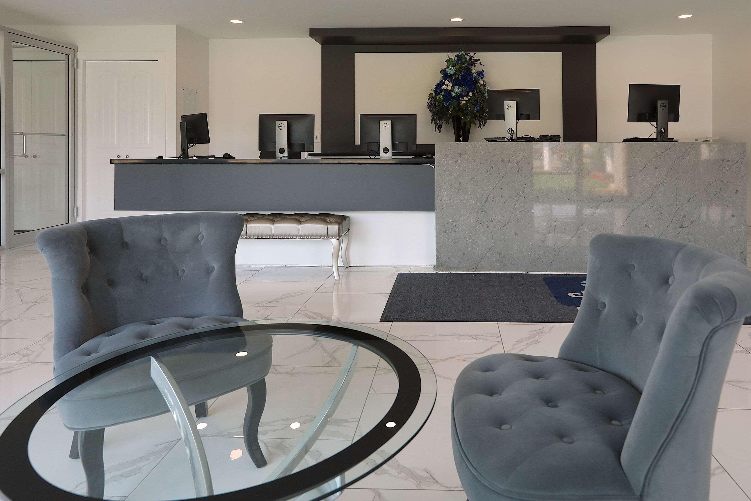 Clarion Pointe Hotel Medicine Hat Bagian luar foto