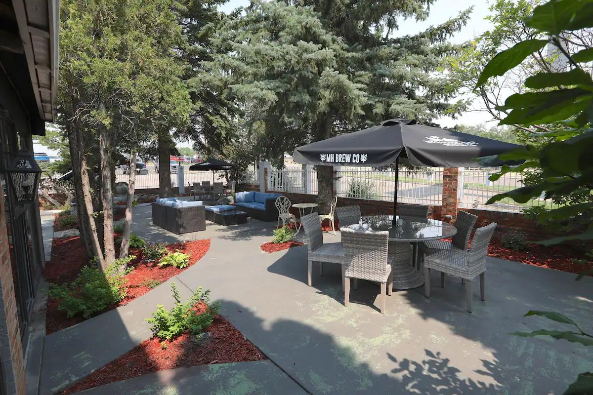 Clarion Pointe Hotel Medicine Hat Bagian luar foto