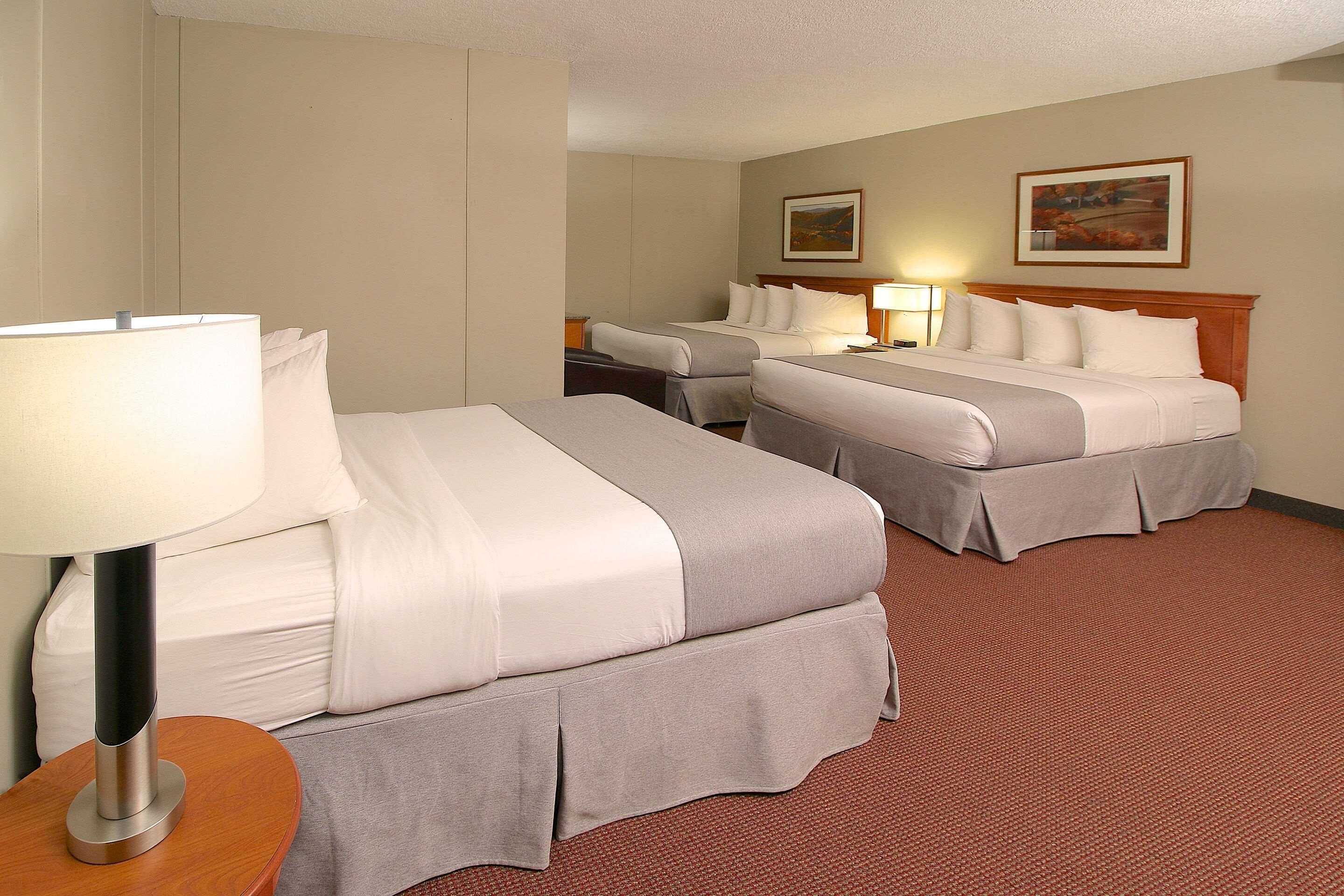 Clarion Pointe Hotel Medicine Hat Bagian luar foto