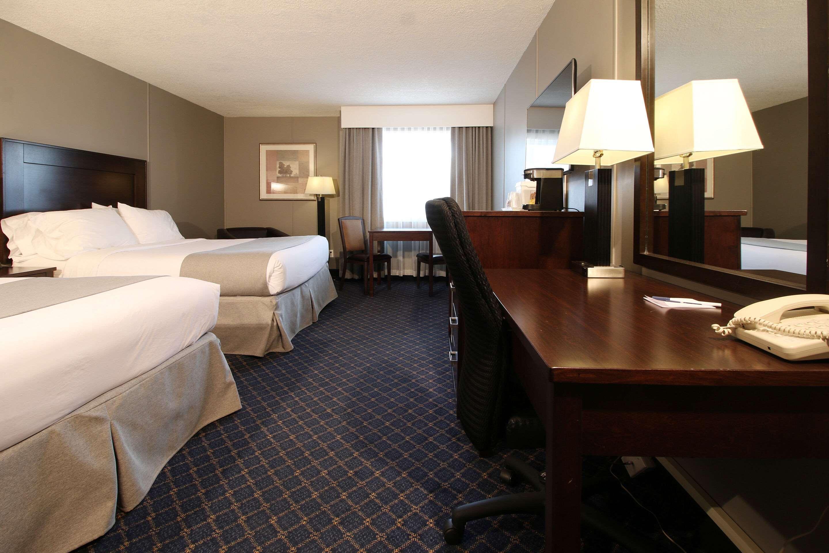 Clarion Pointe Hotel Medicine Hat Bagian luar foto