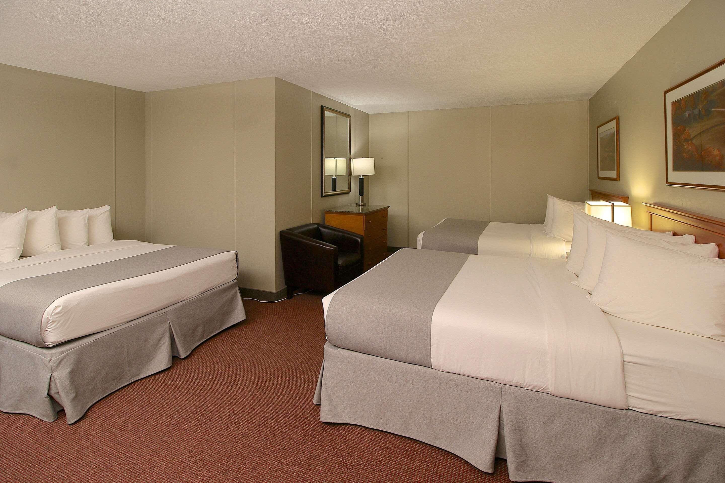 Clarion Pointe Hotel Medicine Hat Bagian luar foto