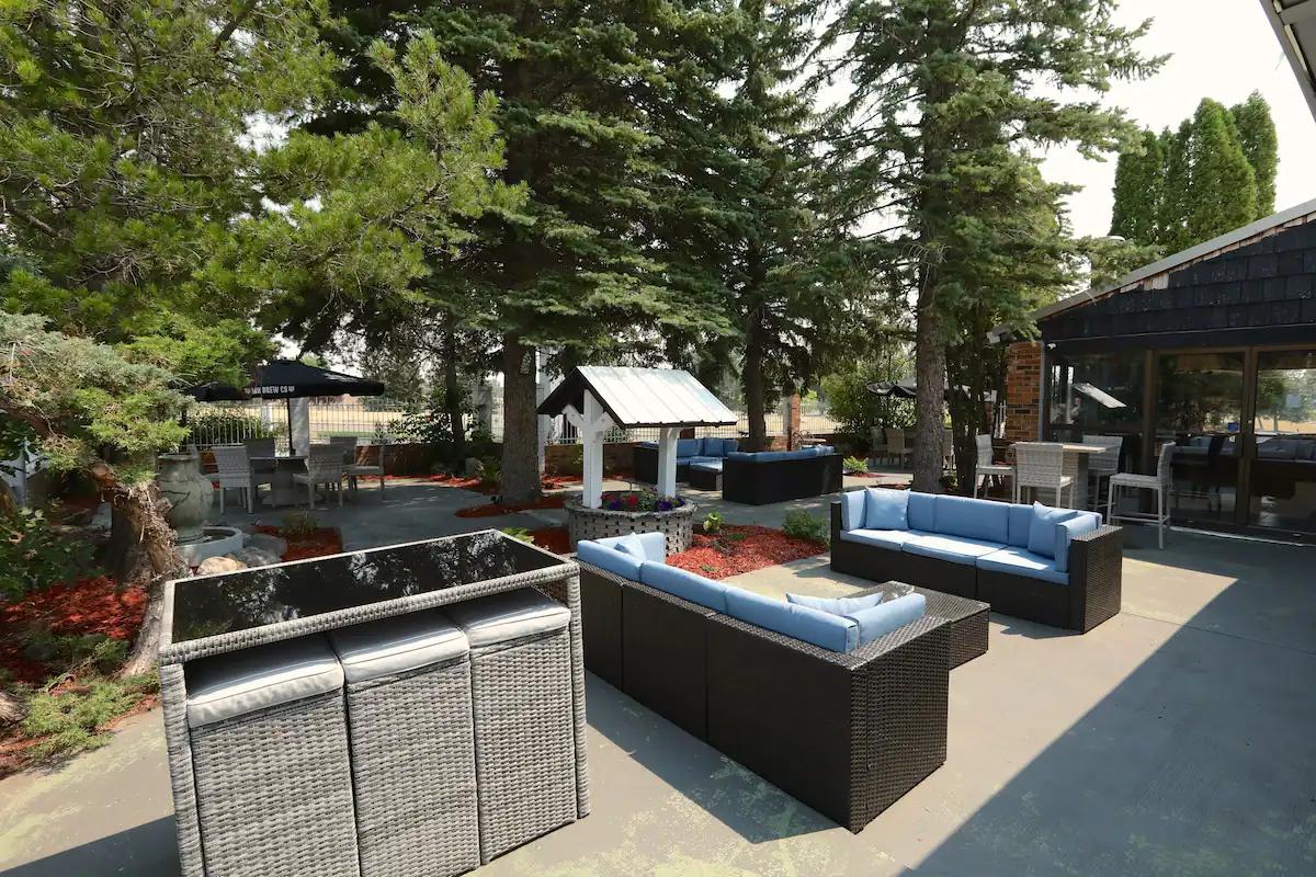 Clarion Pointe Hotel Medicine Hat Bagian luar foto