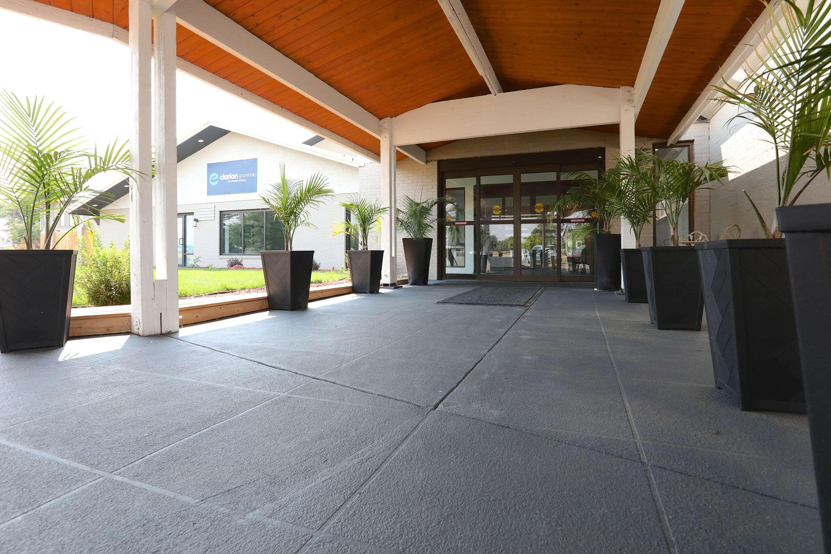Clarion Pointe Hotel Medicine Hat Bagian luar foto