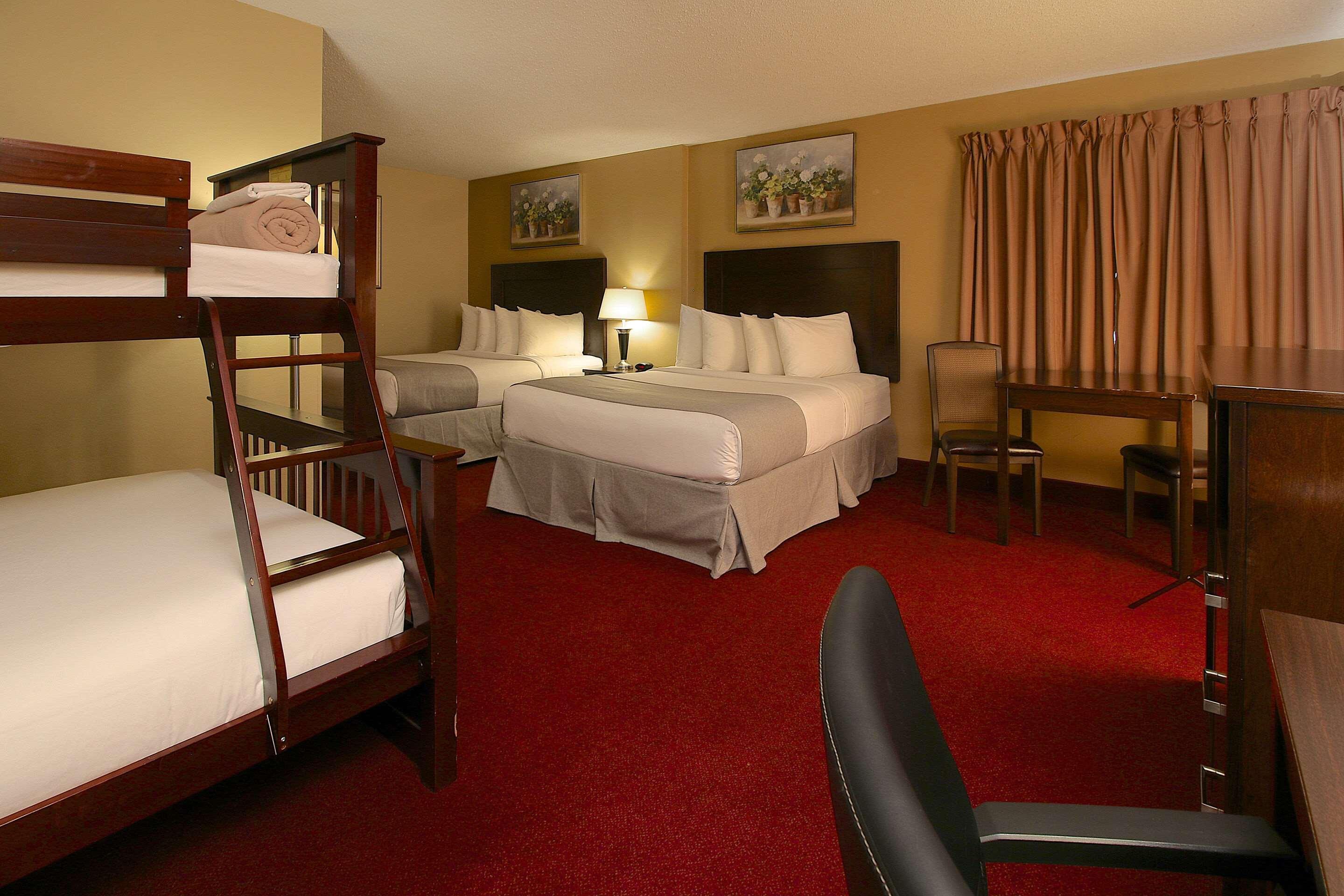 Clarion Pointe Hotel Medicine Hat Bagian luar foto