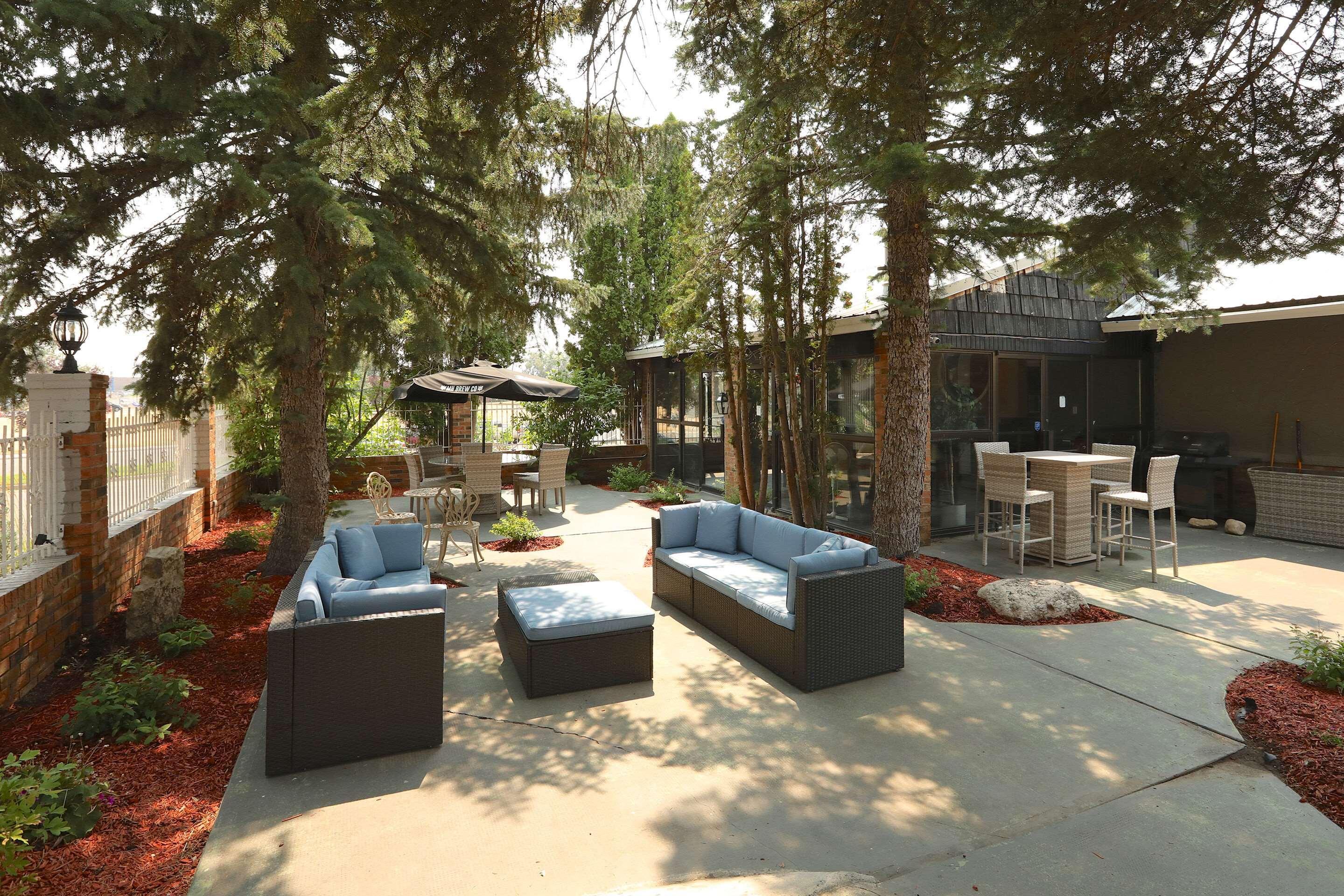 Clarion Pointe Hotel Medicine Hat Bagian luar foto