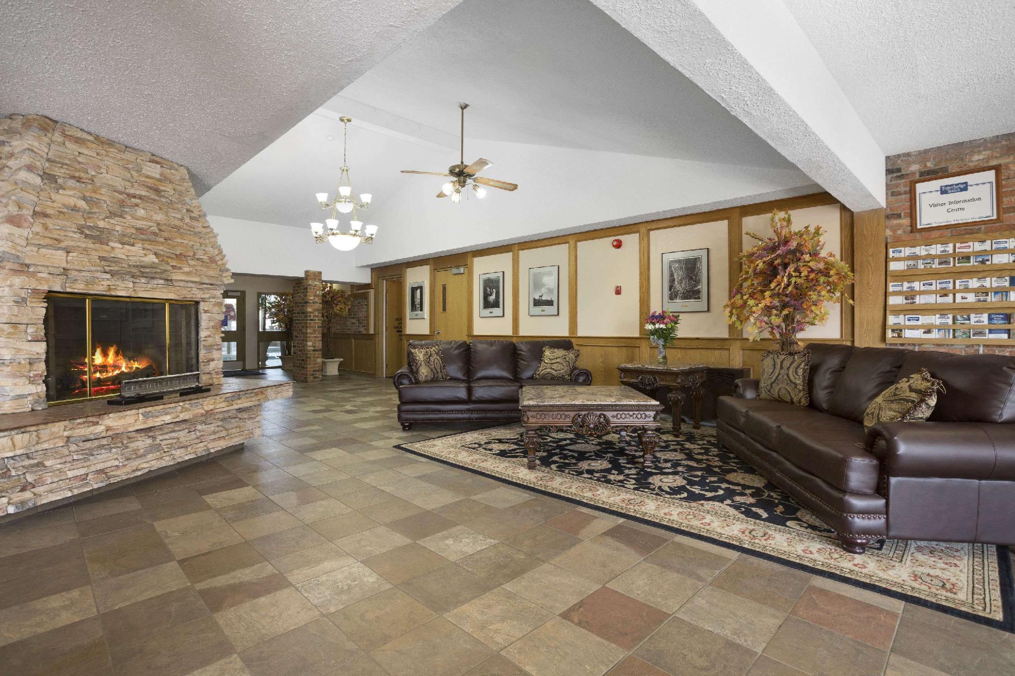 Clarion Pointe Hotel Medicine Hat Bagian luar foto