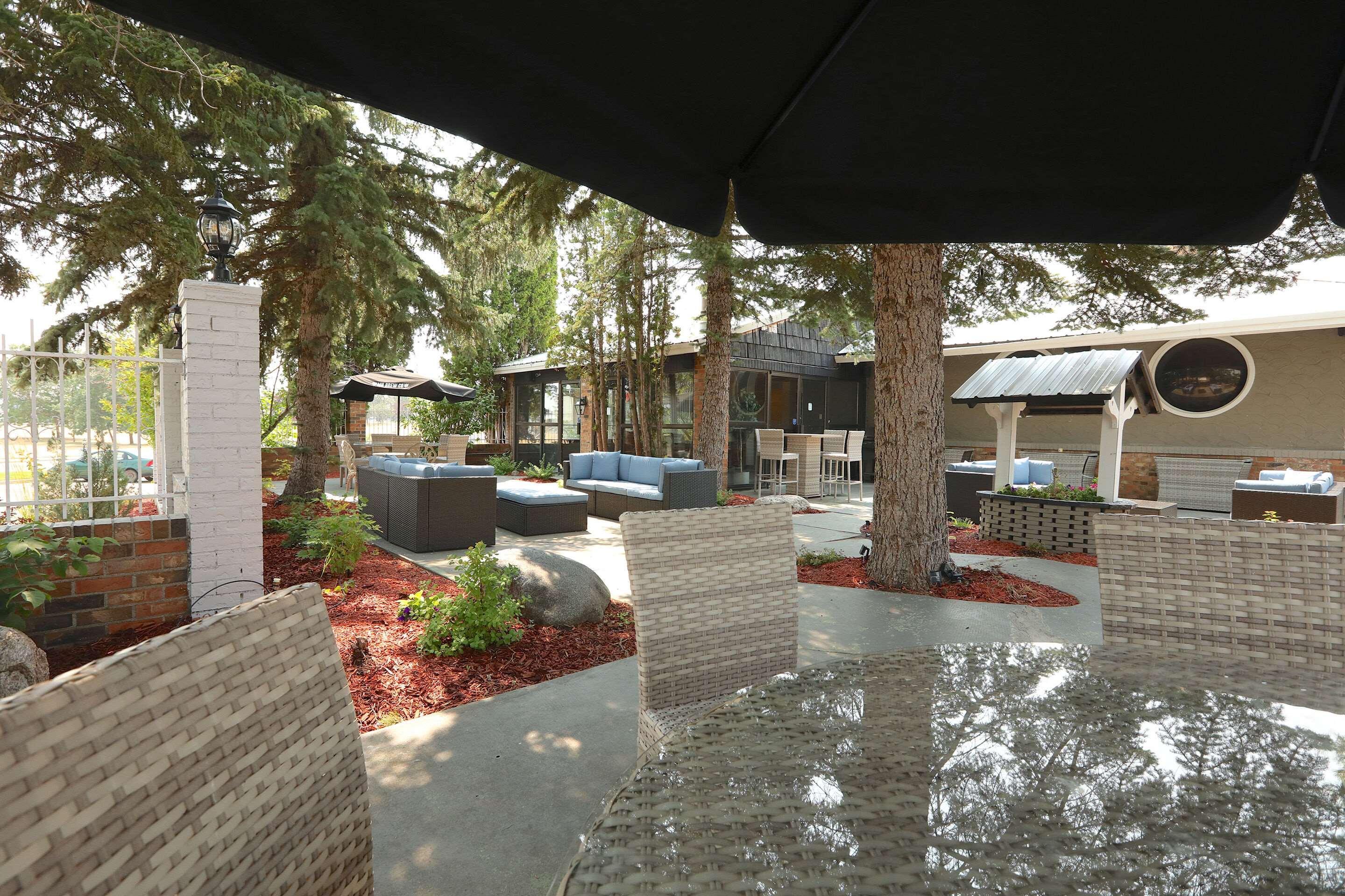 Clarion Pointe Hotel Medicine Hat Bagian luar foto