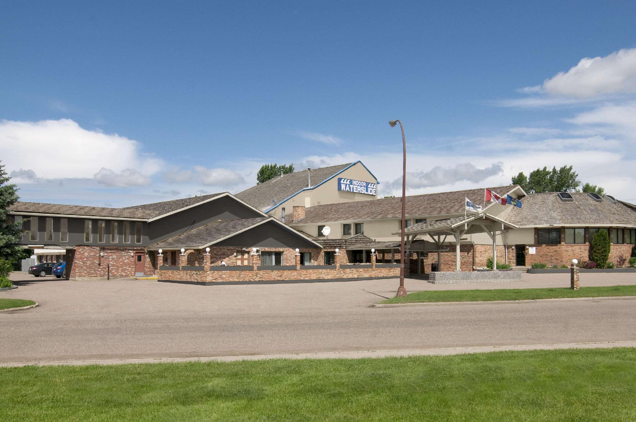 Clarion Pointe Hotel Medicine Hat Bagian luar foto