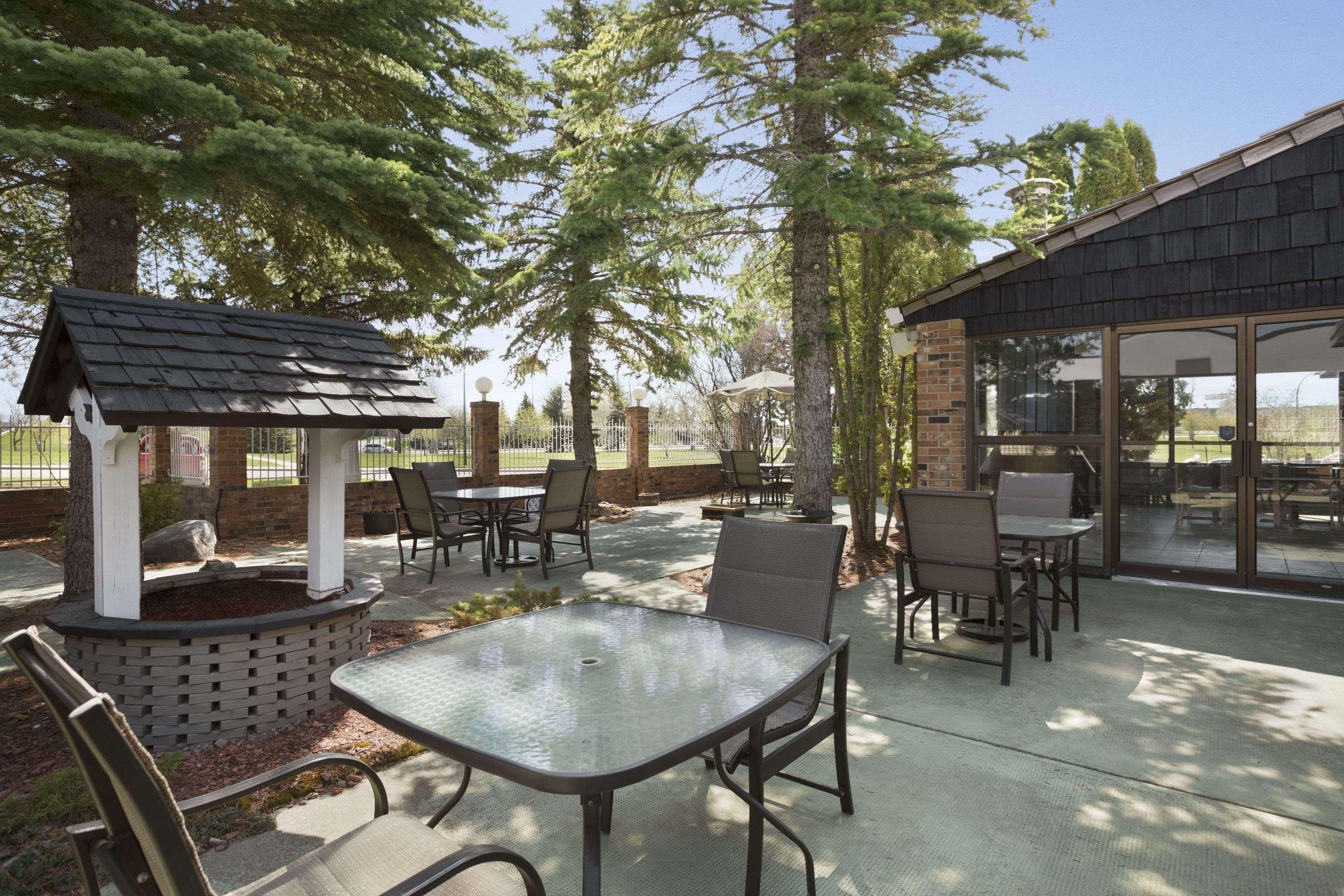 Clarion Pointe Hotel Medicine Hat Bagian luar foto
