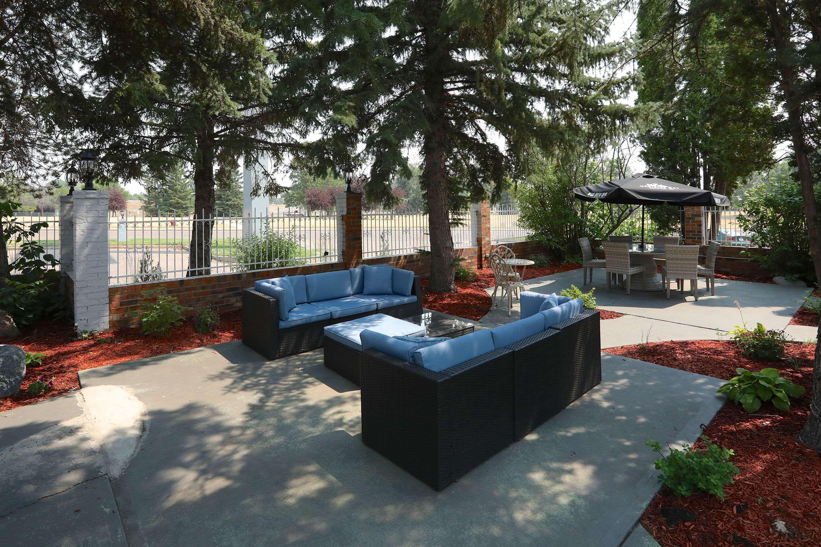 Clarion Pointe Hotel Medicine Hat Bagian luar foto