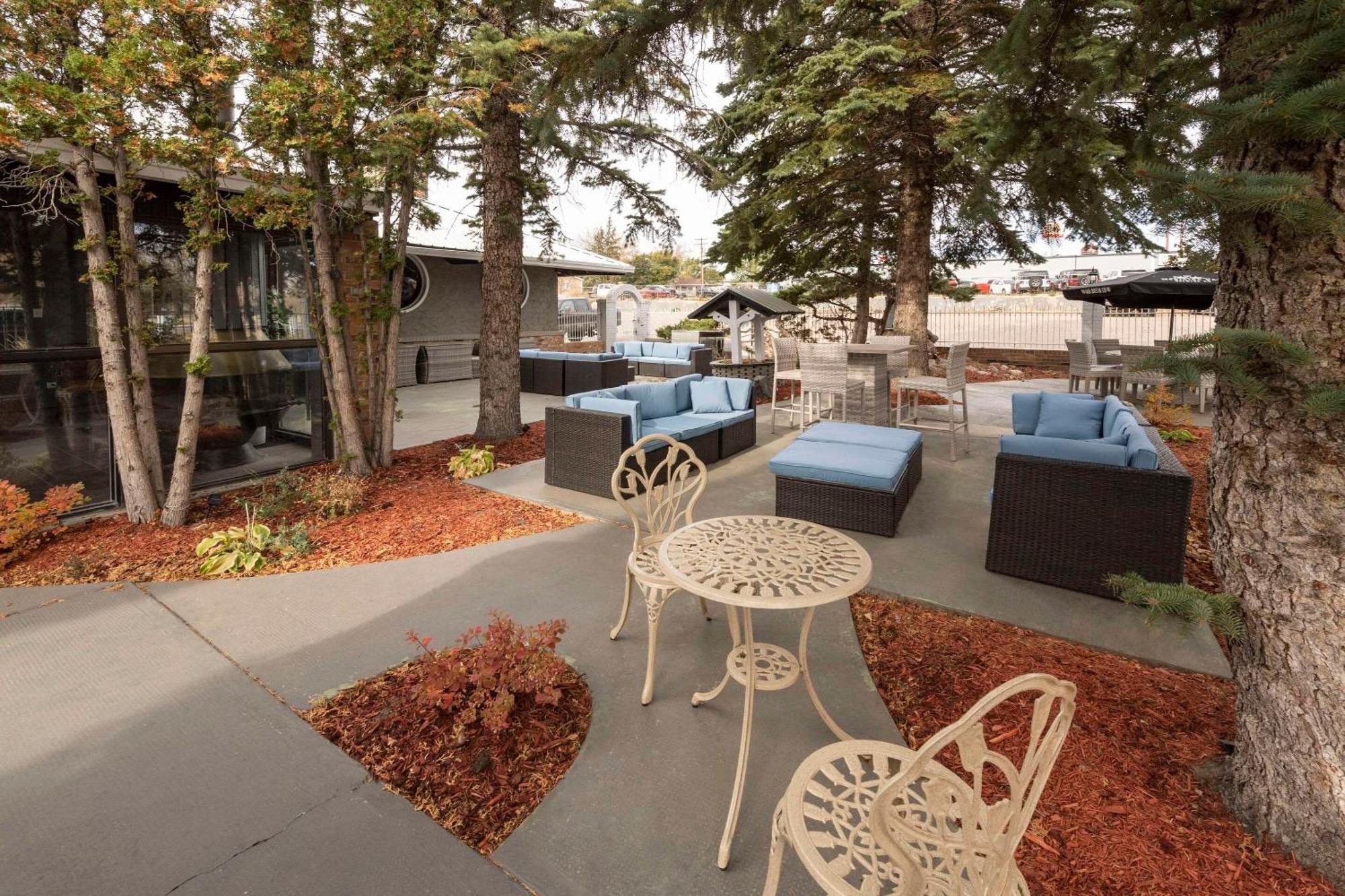 Clarion Pointe Hotel Medicine Hat Bagian luar foto
