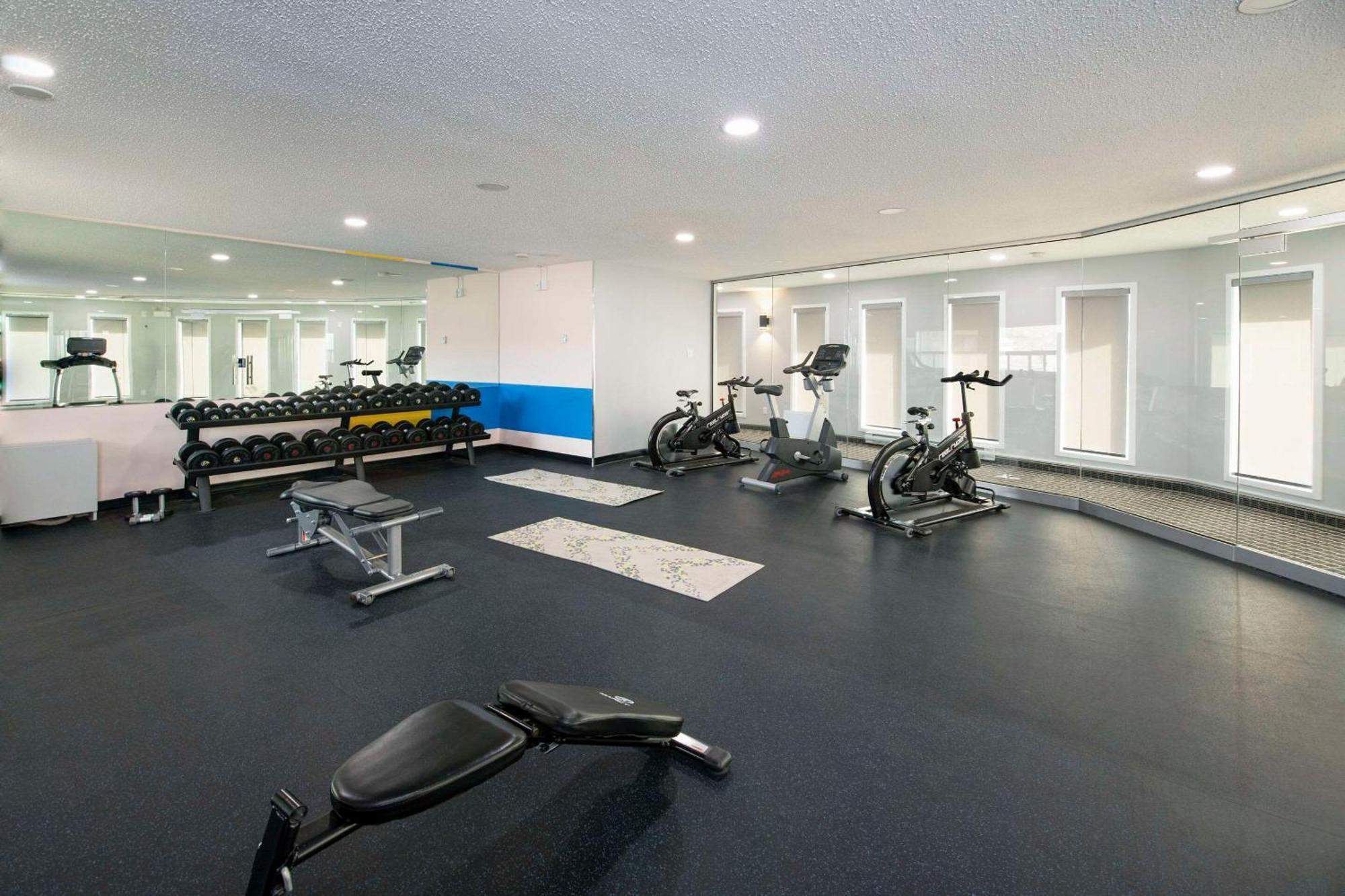 Clarion Pointe Hotel Medicine Hat Bagian luar foto