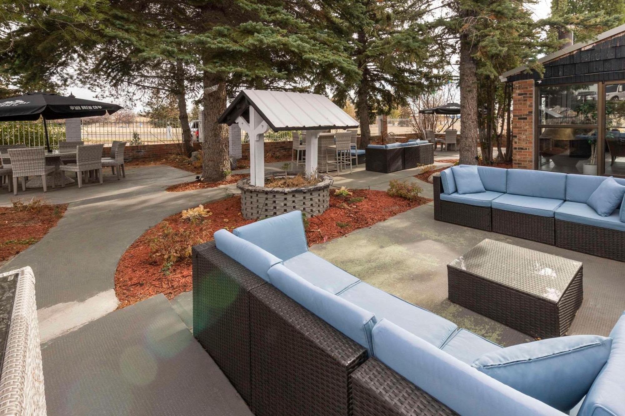 Clarion Pointe Hotel Medicine Hat Bagian luar foto