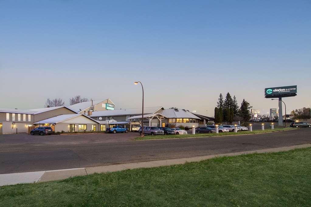 Clarion Pointe Hotel Medicine Hat Bagian luar foto