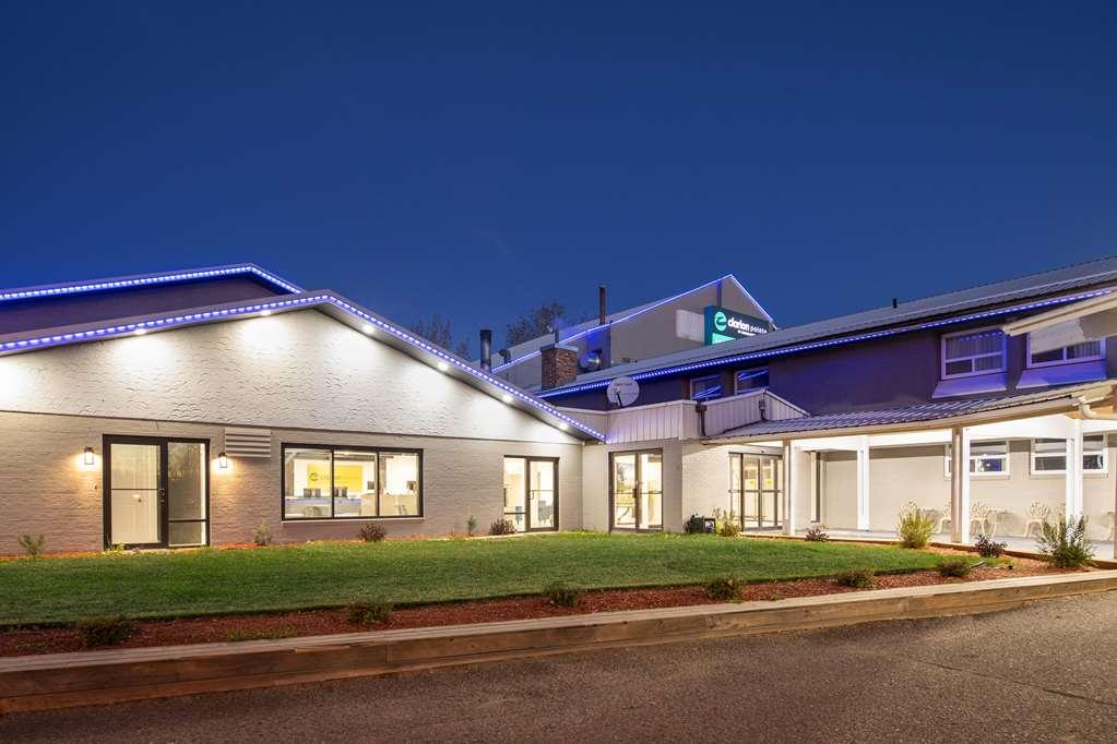 Clarion Pointe Hotel Medicine Hat Bagian luar foto