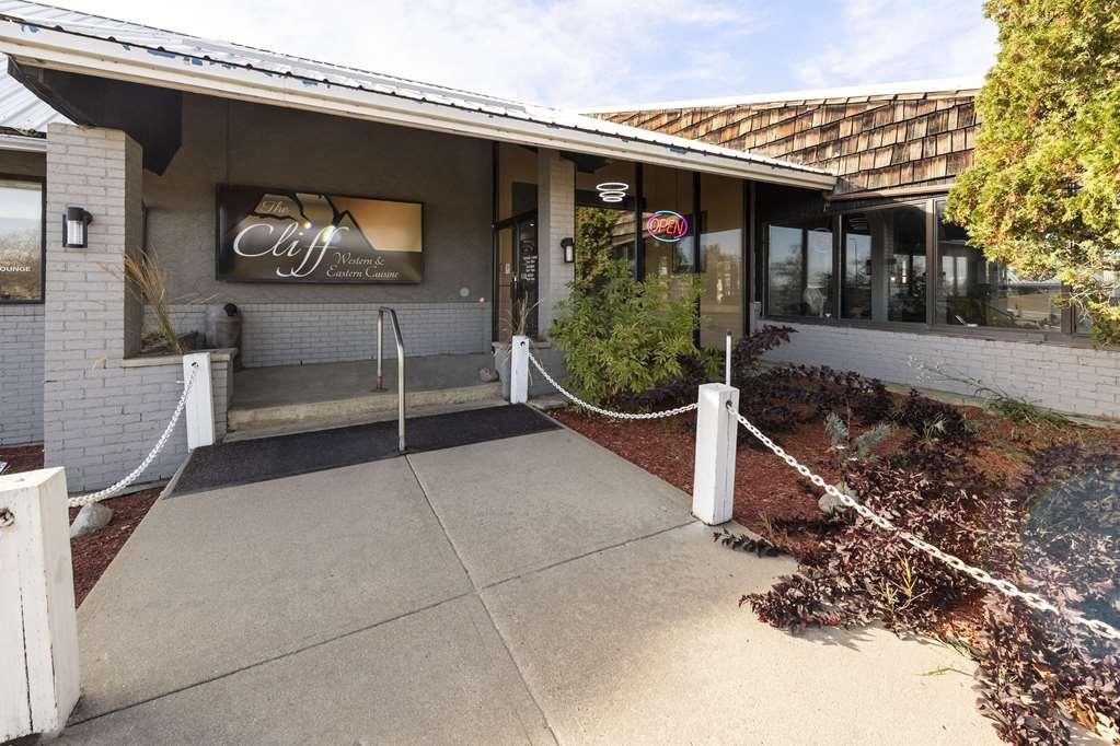 Clarion Pointe Hotel Medicine Hat Bagian luar foto