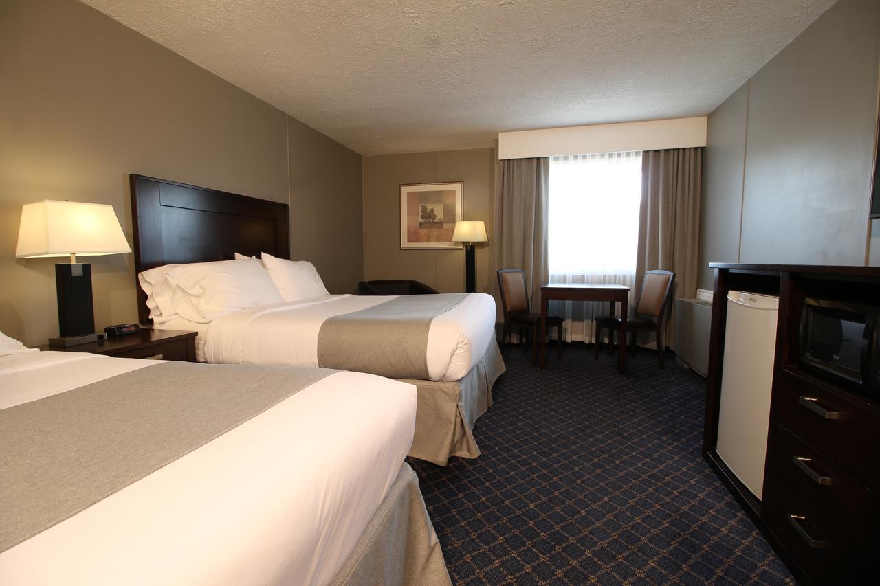 Clarion Pointe Hotel Medicine Hat Bagian luar foto