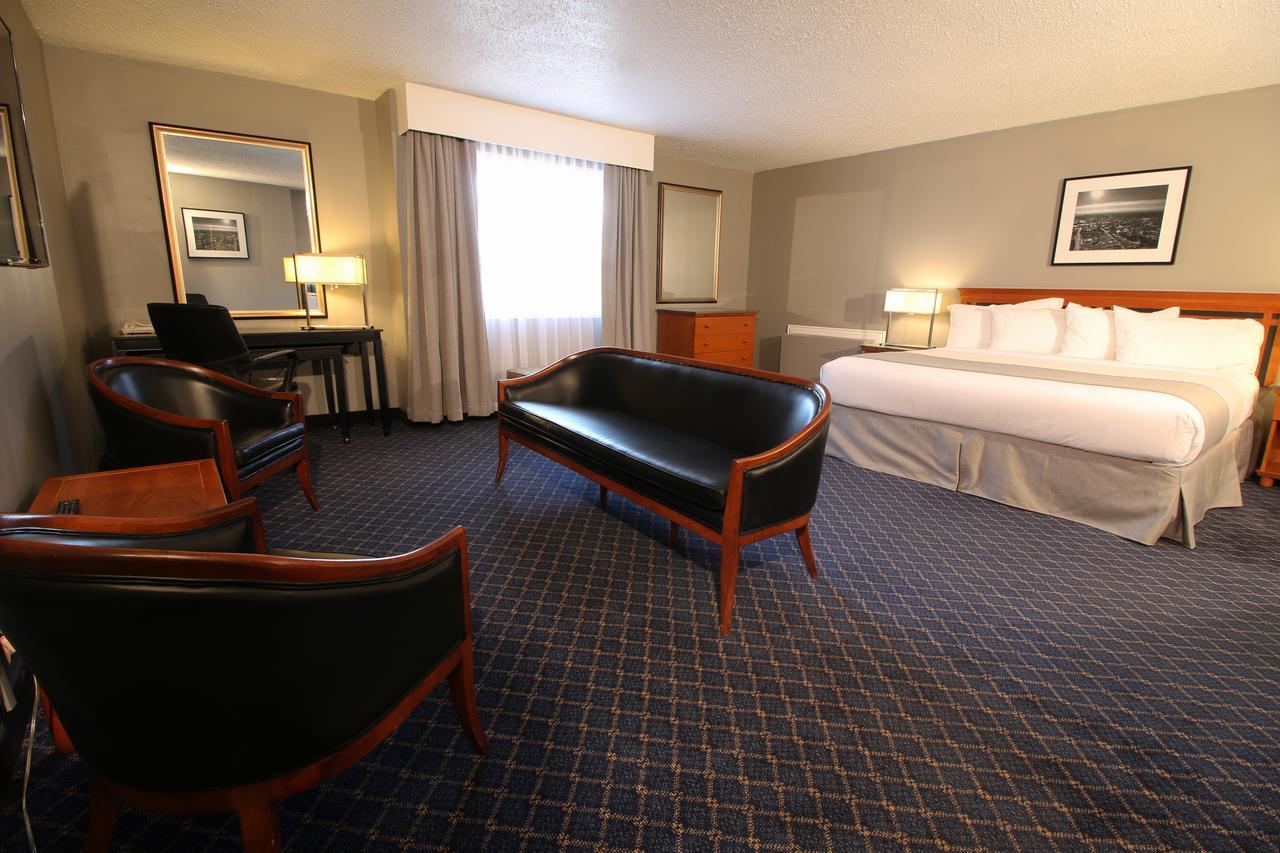 Clarion Pointe Hotel Medicine Hat Bagian luar foto