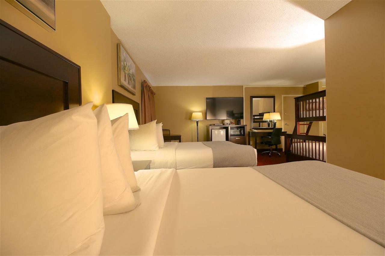 Clarion Pointe Hotel Medicine Hat Bagian luar foto
